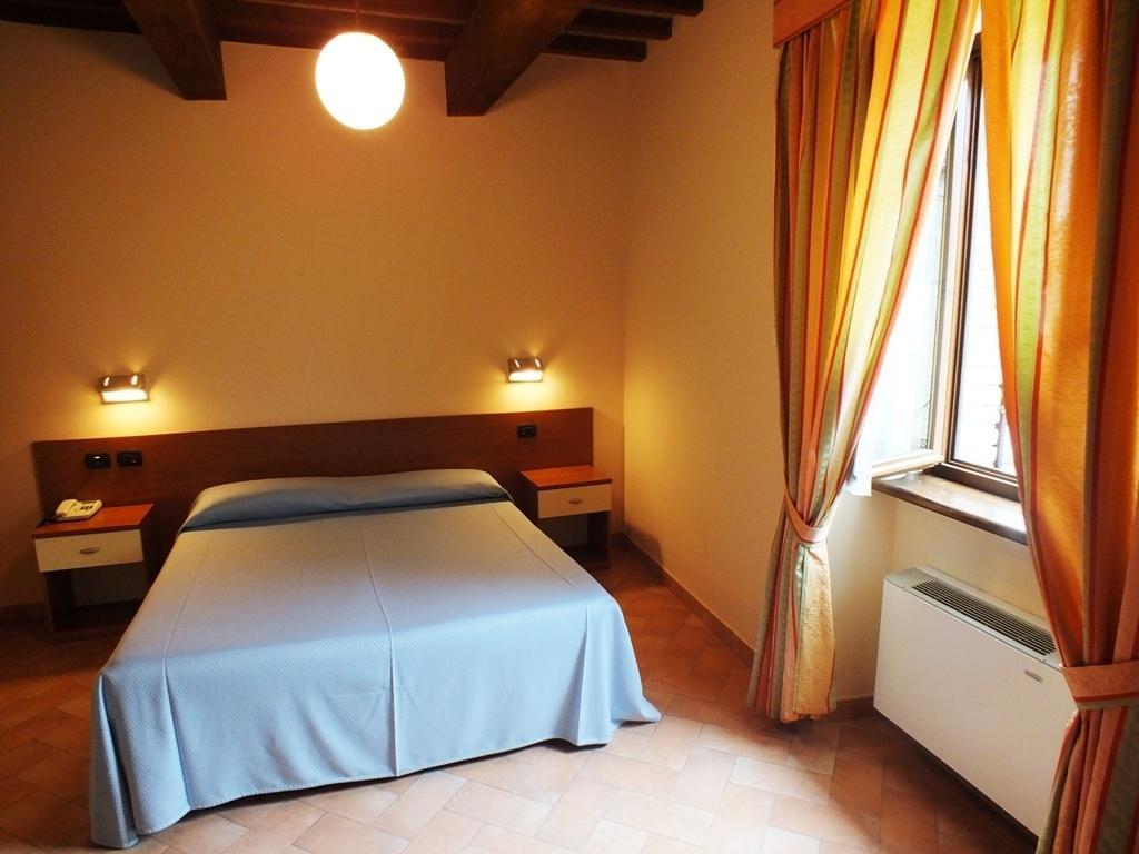 Hotel Santa Chiara SantʼAngelo in Vado Rum bild