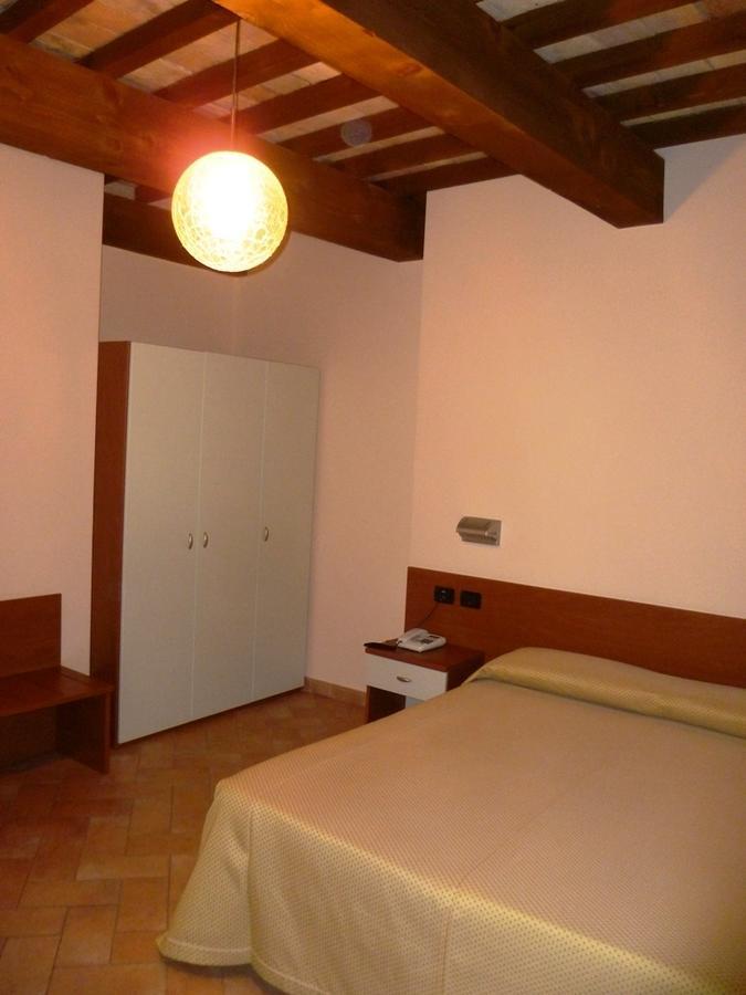 Hotel Santa Chiara SantʼAngelo in Vado Exteriör bild