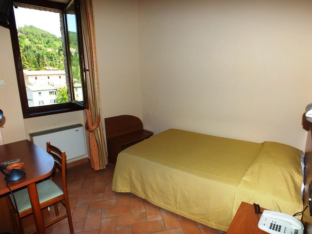 Hotel Santa Chiara SantʼAngelo in Vado Rum bild