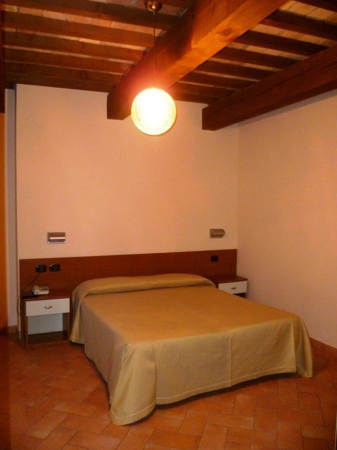 Hotel Santa Chiara SantʼAngelo in Vado Rum bild