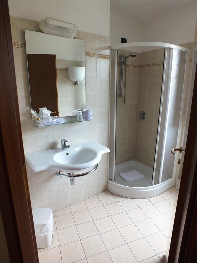 Hotel Santa Chiara SantʼAngelo in Vado Rum bild